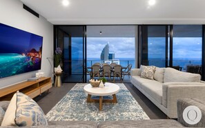 TV - Spacious 5 Bedroom Sub Penthouse With Ocean Views (Surfers Paradise)