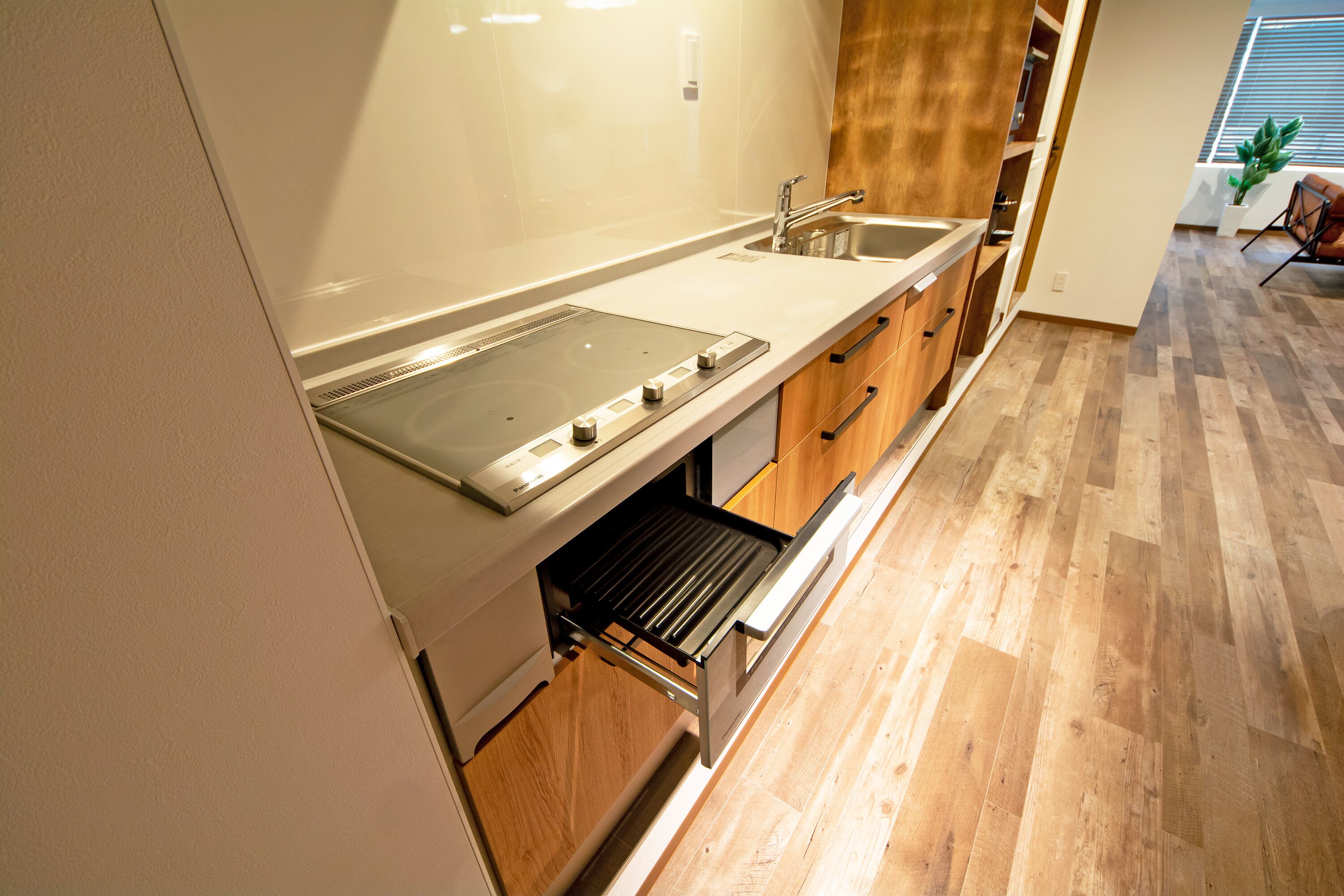 Apartamento, 3 quartos | Cozinha americana privada | Geladeira grande, micro-ondas, cooktop, cafeteira/chaleira