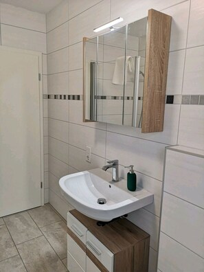 Baignoire, sèche-cheveux, serviettes fournies