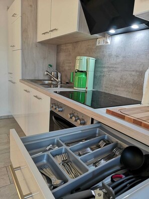 ثلاجة، ميكروويف، فرن، موقد طهي مسطح