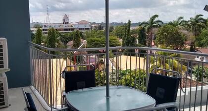 Ruhiger Ort in einem lebhaften, gehobenen Teil von Accra. Angenehmes Dekor mit allem Komfort