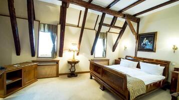 Double Room | 1 bedroom, minibar, desk, iron/ironing board