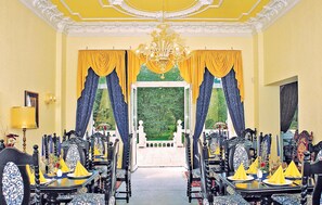Ferienhaus (Schloss Schmuggerow) | Wohnzimmer | Fernseher, Tischtennisplatte