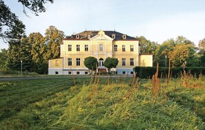 House (Schloss Schmuggerow) | Exterior