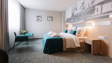 Family Room | Minibar, in-room safe, desk, laptop workspace