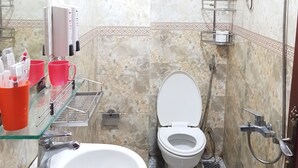 Superior Quadruple Room | Bathroom - OYO 395 Anh Quoc Hotel (Ho Chi Minh City)