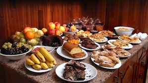 Un bufet amb diferents fruites, pastissos i postres.