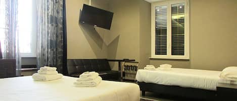 Habitación cuádruple | Caja de seguridad en la habitación, escritorio y wifi gratis