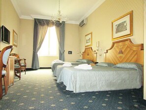 Deluxe-Vierbettzimmer | Zimmersafe, individuell dekoriert, individuell eingerichtet