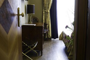 セーフティボックス (室内)、客室ごとに異なる装飾、客室ごとに異なるインテリア、デスク