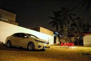 Free self-parking, free valet parking - Karachi Guest House (Karachi)