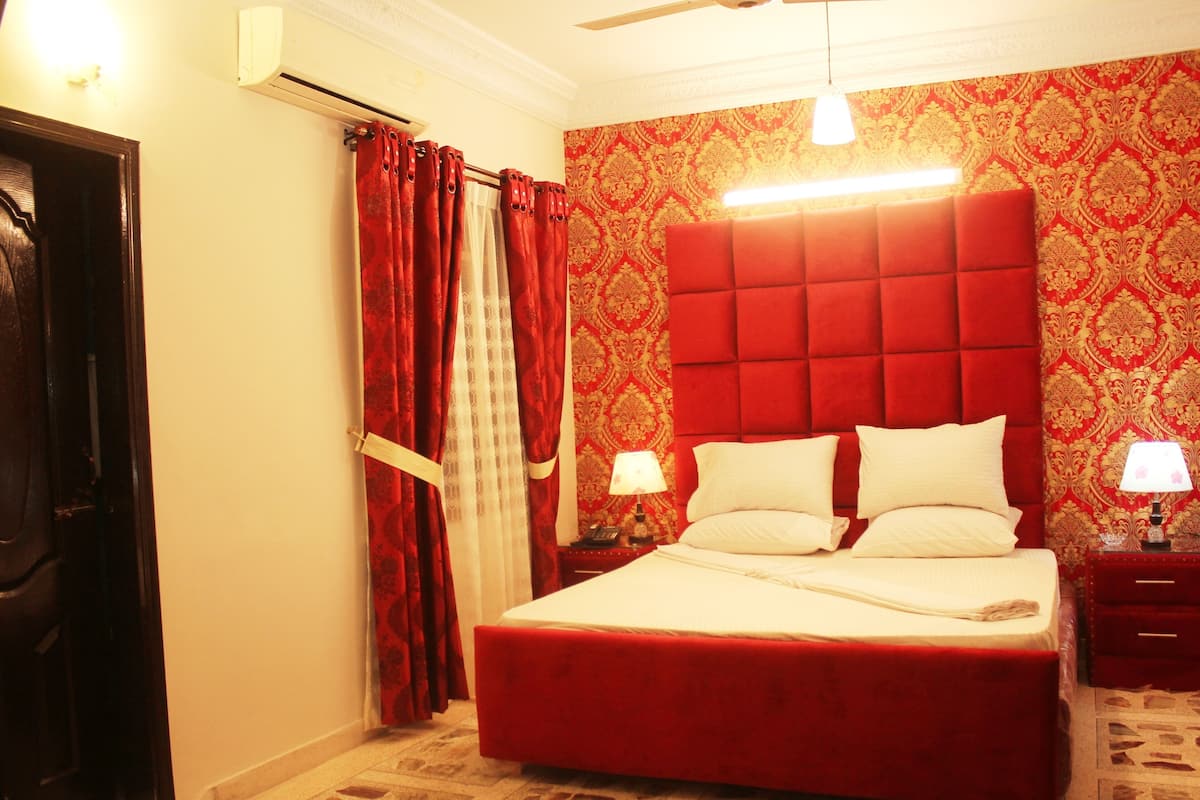 Basic Room | In-room safe, free WiFi
