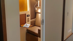 笔记本电脑工作区、免费 WiFi、床单