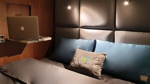 笔记本电脑工作区、免费 WiFi、床单