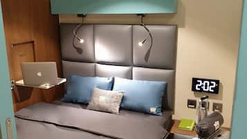 Espacio para trabajar con laptop, wifi gratis y ropa de cama