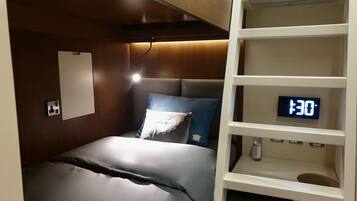 Espacio para trabajar con laptop, wifi gratis y ropa de cama