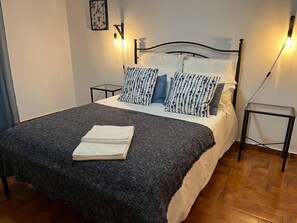 2 bedrooms, WiFi, bed sheets - Granny's House by Trip2Portugal (Mafra)