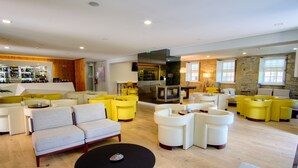 A modern lounge area with sofas, armchairs, and a bar. - Hotel Fonte Velha (Ponte da Barca)