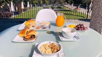 Se ofrece un desayuno bufé (8 EUR por persona)