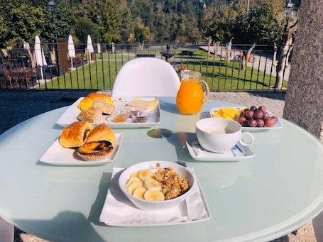 Desayuno buffet diario (EUR 8 por persona)