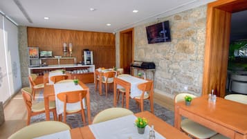 Petit déjeuner buffet servi tous les jours en supplément