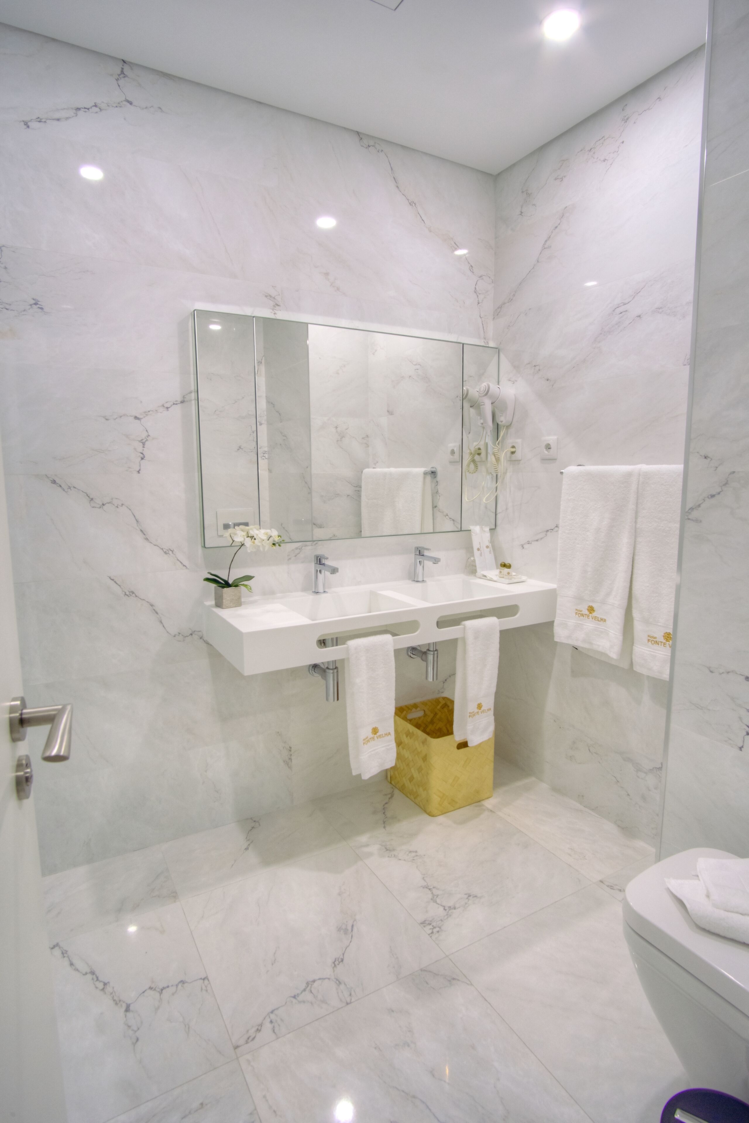 superior twin room, river view | bathroom | shower, rainfall showerhead, free toiletries, hair dryer