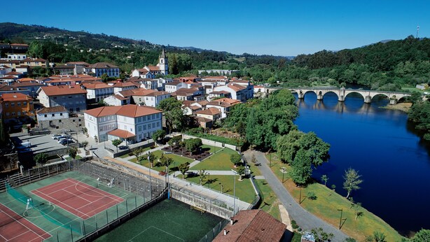 A town with historic buildings, a river, and a bridge. - Hotel Fonte Velha (Ponte da Barca)