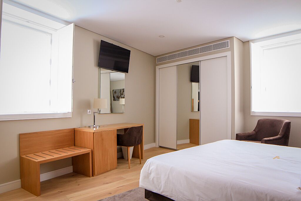double room | minibar, in-room safe, desk, laptop workspace