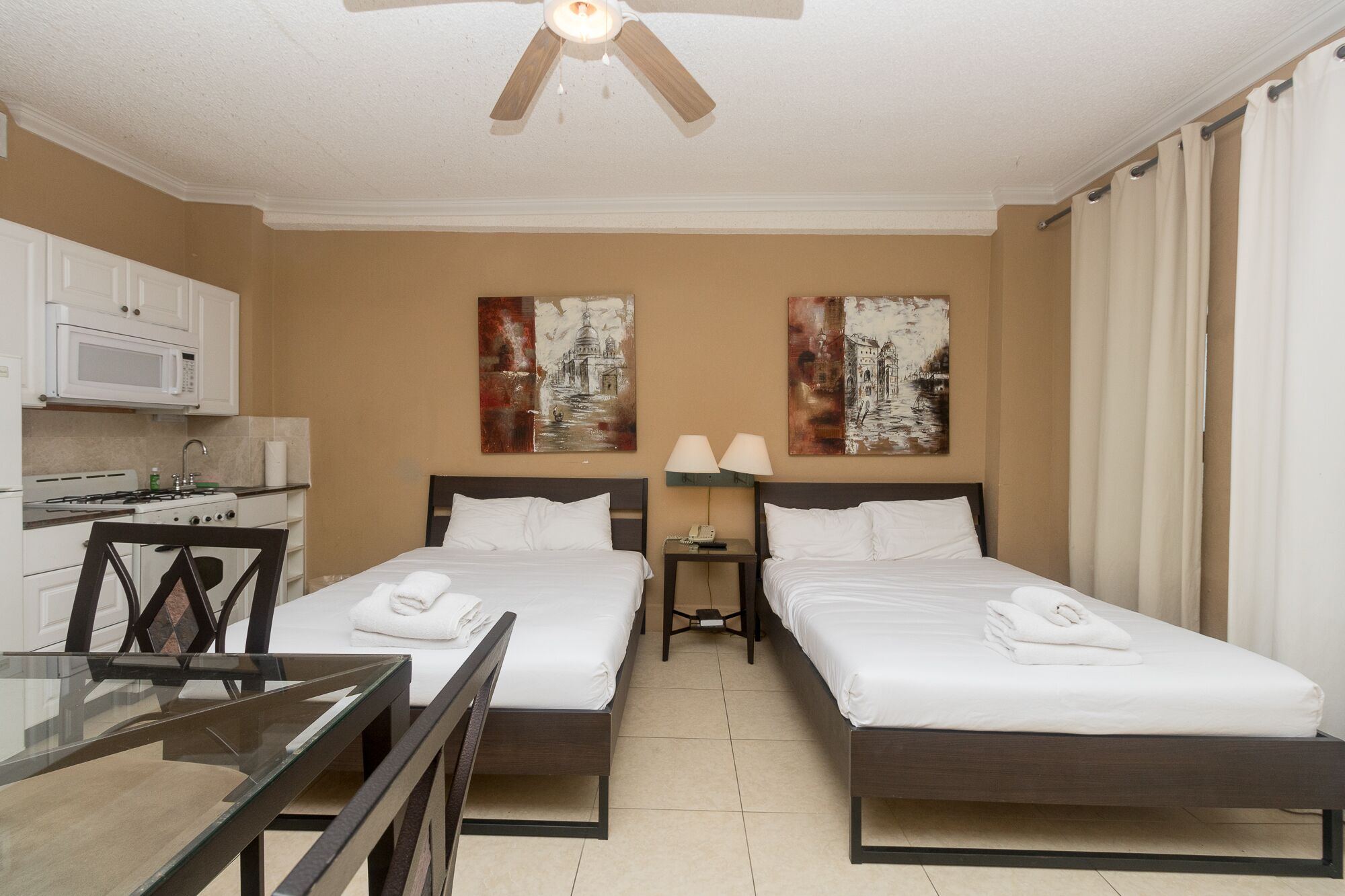 1 soverom, skrivebord for bærbar PC og strykejern/-brett