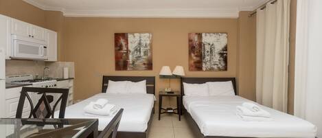 1 soverom, skrivebord for bærbar PC og strykejern/-brett