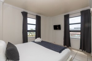 1 bedroom, laptop workspace, WiFi, bed sheets - 303 Ocean View Apt Hollywood Beach (Hollywood)