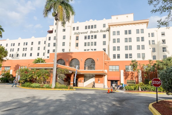 A hotel with a central entrance, multiple floors, and a clear sky. - 679 City View Hollywood Beach (Hollywood)