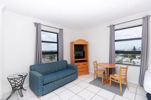 Departamento (1 Bedroom) | Sala de estar | Televisión de pantalla plana 
