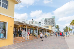 A coastal street with shops and a building with a balcony. - 568 Studio Ocean View (Hollywood)