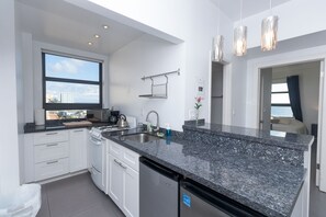 Huoneisto (1 Bedroom) | Yksityinen keittiö | Liesi