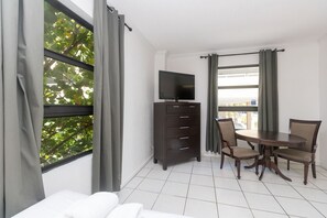 Apartment (1 Bedroom) | In-room dining