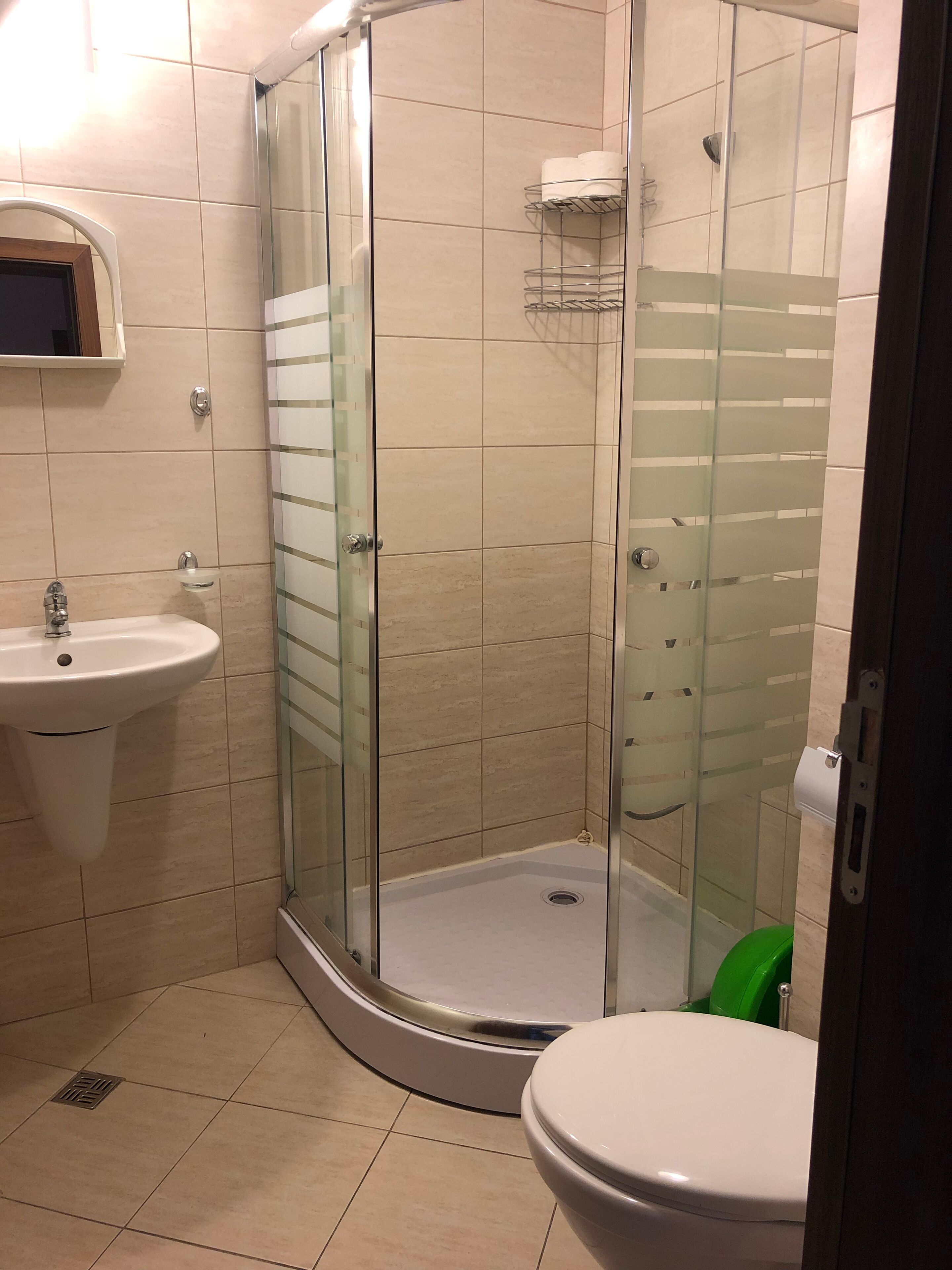 Combined shower/bathtub, towels
