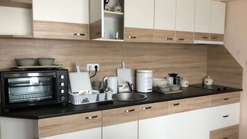 Kjøleskap, mikrobølgeovn, kokeplater og kjøkkenutstyr