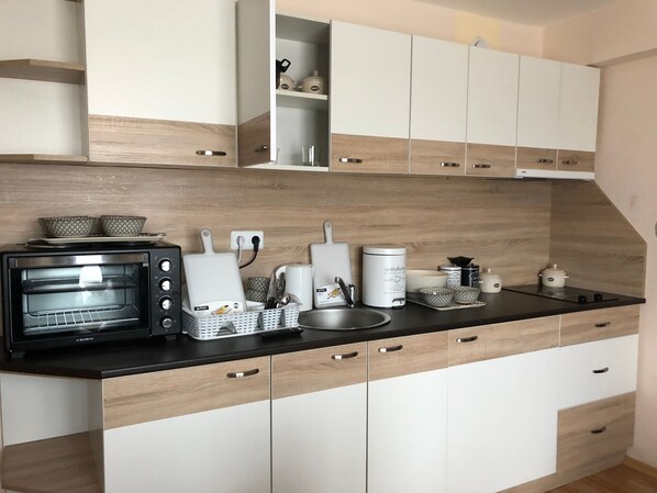 Fridge, microwave, stovetop, cookware/dishes/utensils - Palace De Luxe - Apartments (Pomorie)