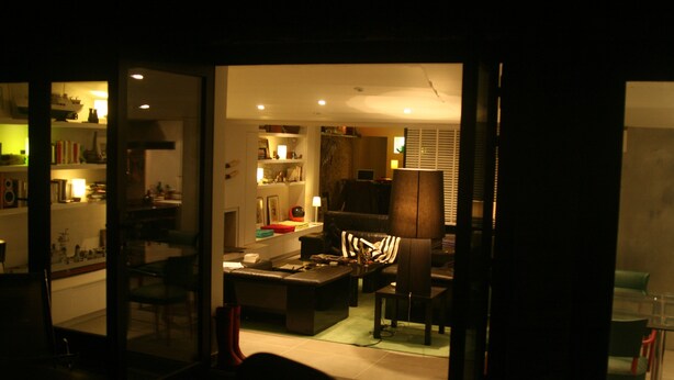 A modern living room with a glass partition, a television, and a dining area with chairs and a table. - Character house downtown, quiet street, near castle, harbor (Noirmoutier-En-L'île)