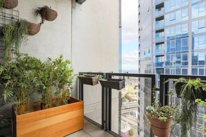 Balcony - Elegant Penthouse With Billiard & Air Hockeys! (Southbank)
