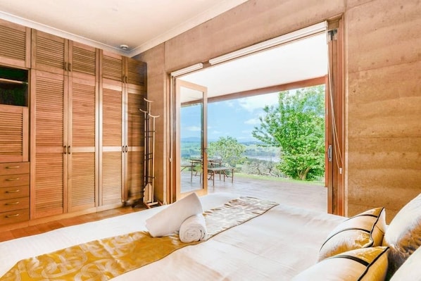 5 bedrooms, laptop workspace, iron/ironing board, bed sheets