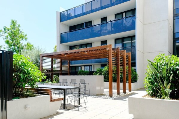 Outdoor dining - A Leisure Lifestyle in Central Box Hill (Box Hill)