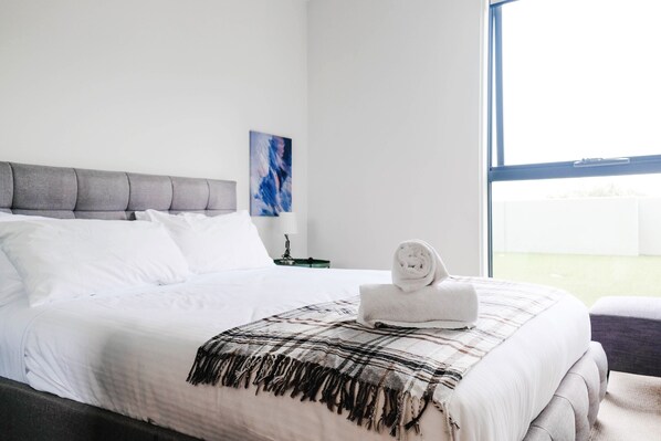 1 bedroom, laptop workspace, iron/ironing board, bed sheets - Affordable Accommodation Near Deakin University (Burwood)