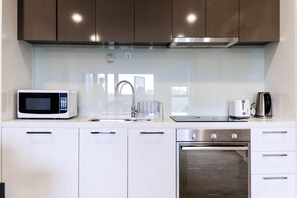 Fridge, microwave, oven, toaster - Affordable Accommodation Near Deakin University (Burwood)