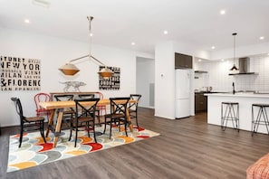 Private kitchen - Charming Designer's House in Point Cook (Point Cook)