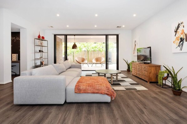 TV - Charming Designer's House in Point Cook (Point Cook)