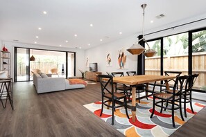 Private kitchen - Charming Designer's House in Point Cook (Point Cook)