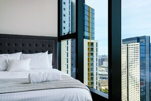 2 bedrooms, laptop workspace, iron/ironing board, free cribs/infant beds - Designer's Apartment With Unbeatable Sea Views (Southbank)
