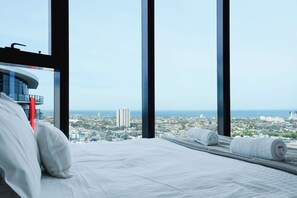 2 bedrooms, laptop workspace, iron/ironing board, free cots/infant beds - Designer's Apartment With Unbeatable Sea Views (Southbank)